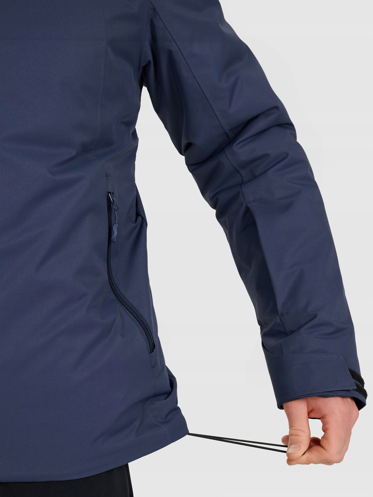 Funkcjonalność i wygoda – Kieszenie i regulacje