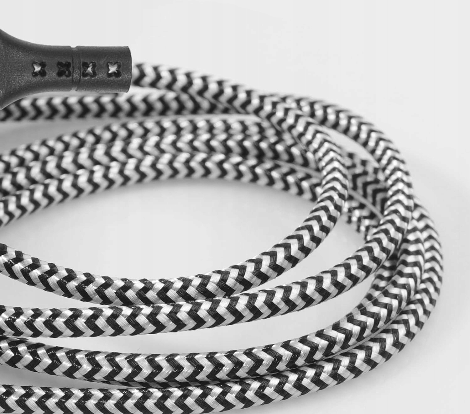 Wytrzymała konstrukcja z mocnym oplotem – Trwałość na lata