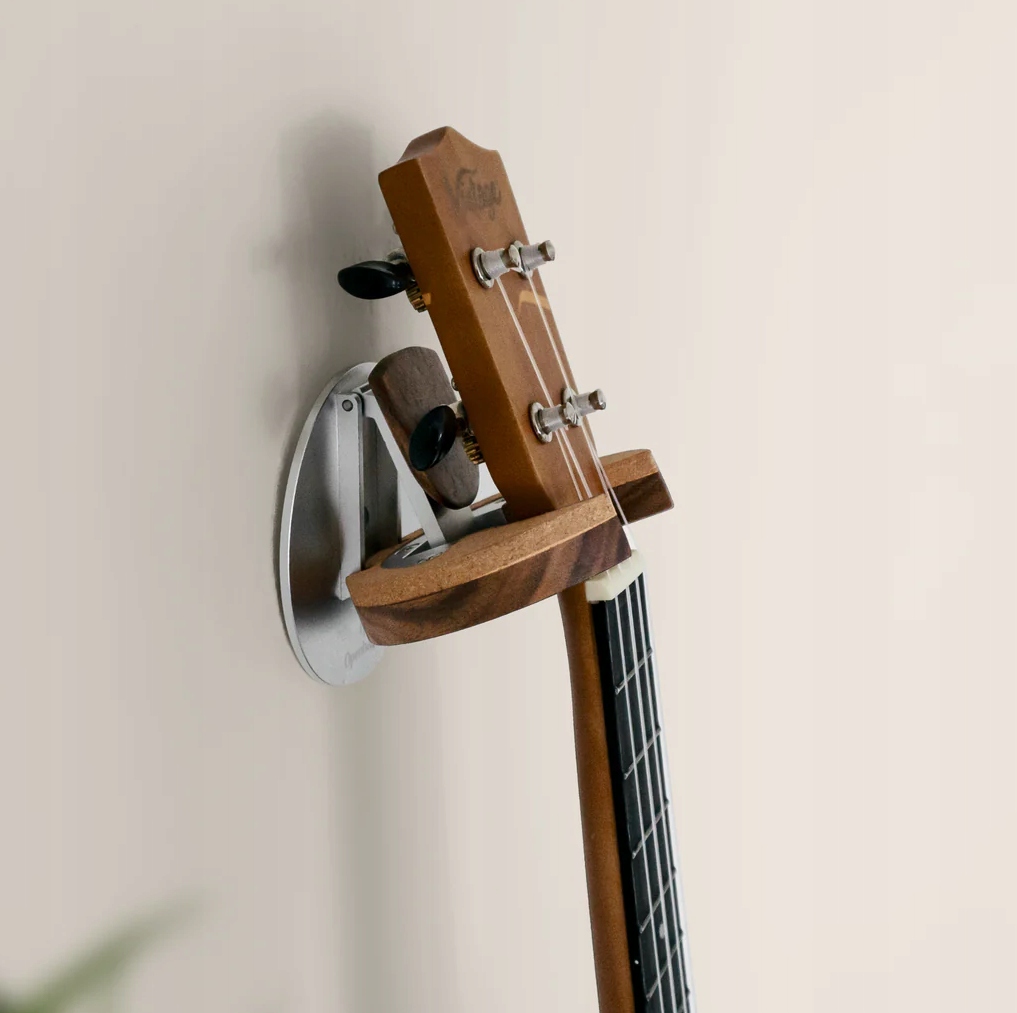 Openhagen HangWithMe UKE Walnut – Elegancki uchwyt ścienny dla miłośników muzyki