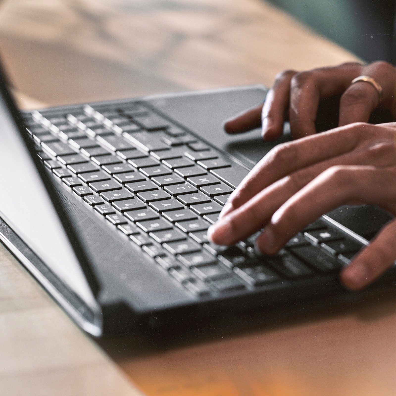 Ergonomiczny design i podświetlana klawiatura – Komfort podczas długich sesji