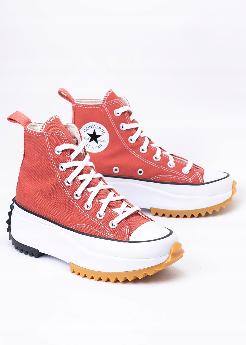 Gruba platforma i postrzępiona podeszwa