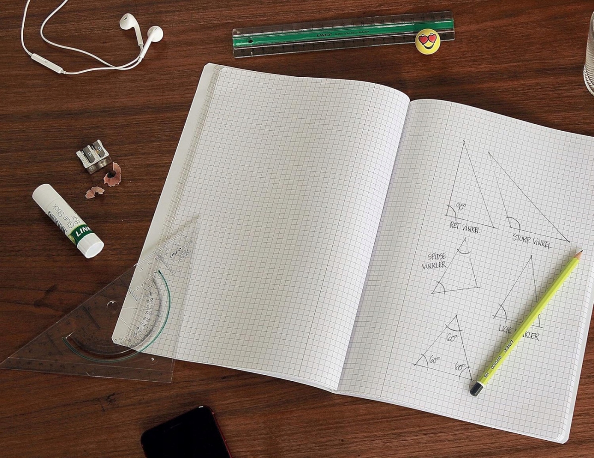 Wielofunkcyjność: linijka, kąt i ekierka w jednym