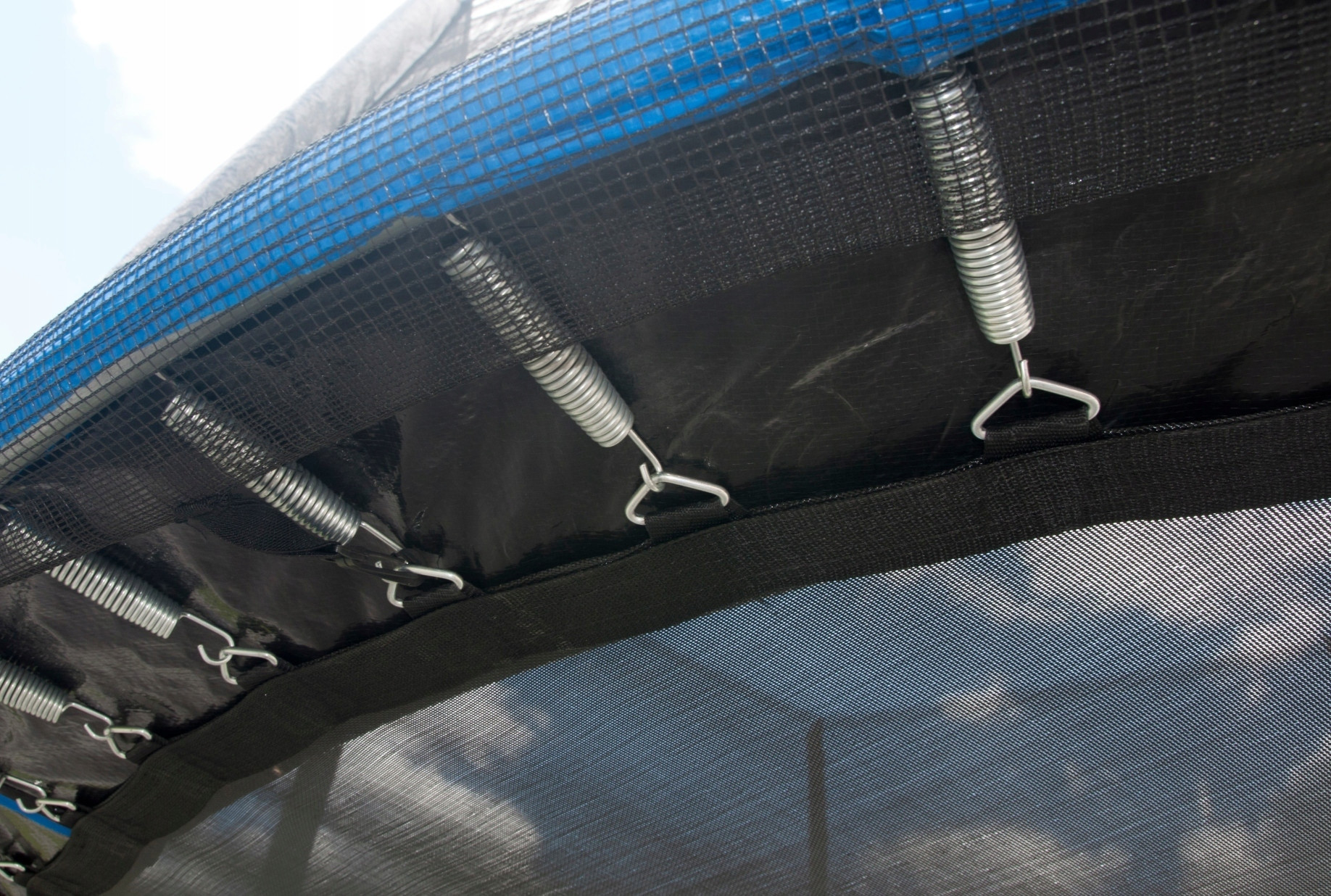 Uniwersalność zastosowania – do trampolin z siatką wewnętrzną i zewnętrzną