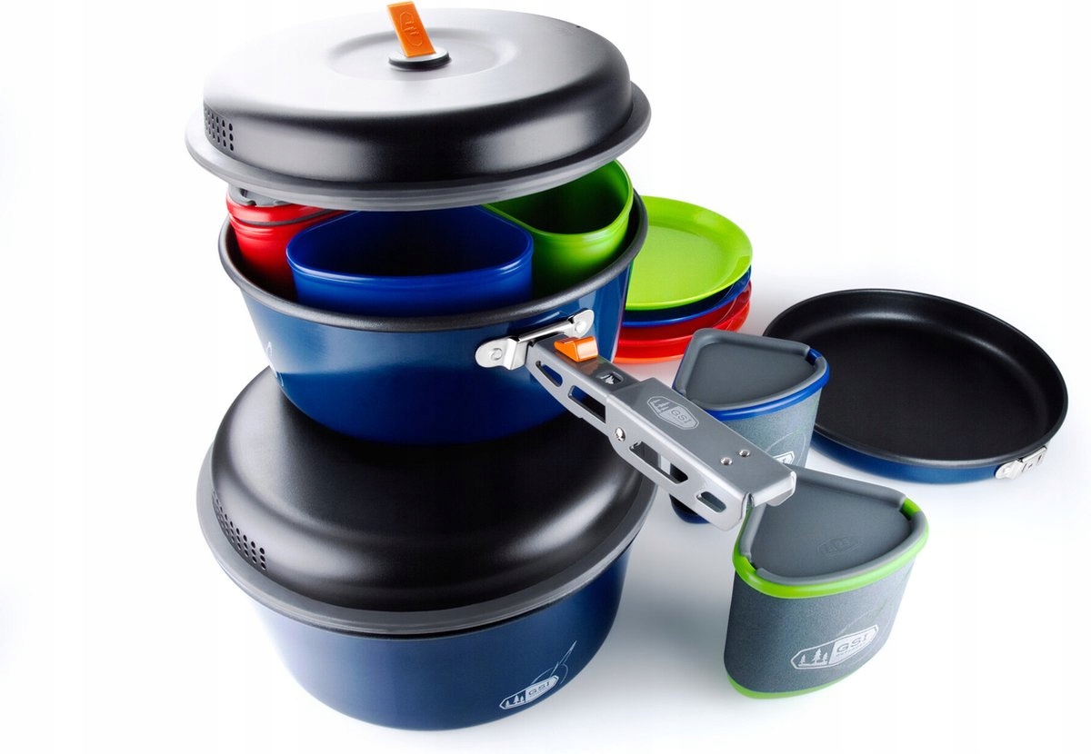 Elementy zestawu: garnki, patelnia, kubki i talerze