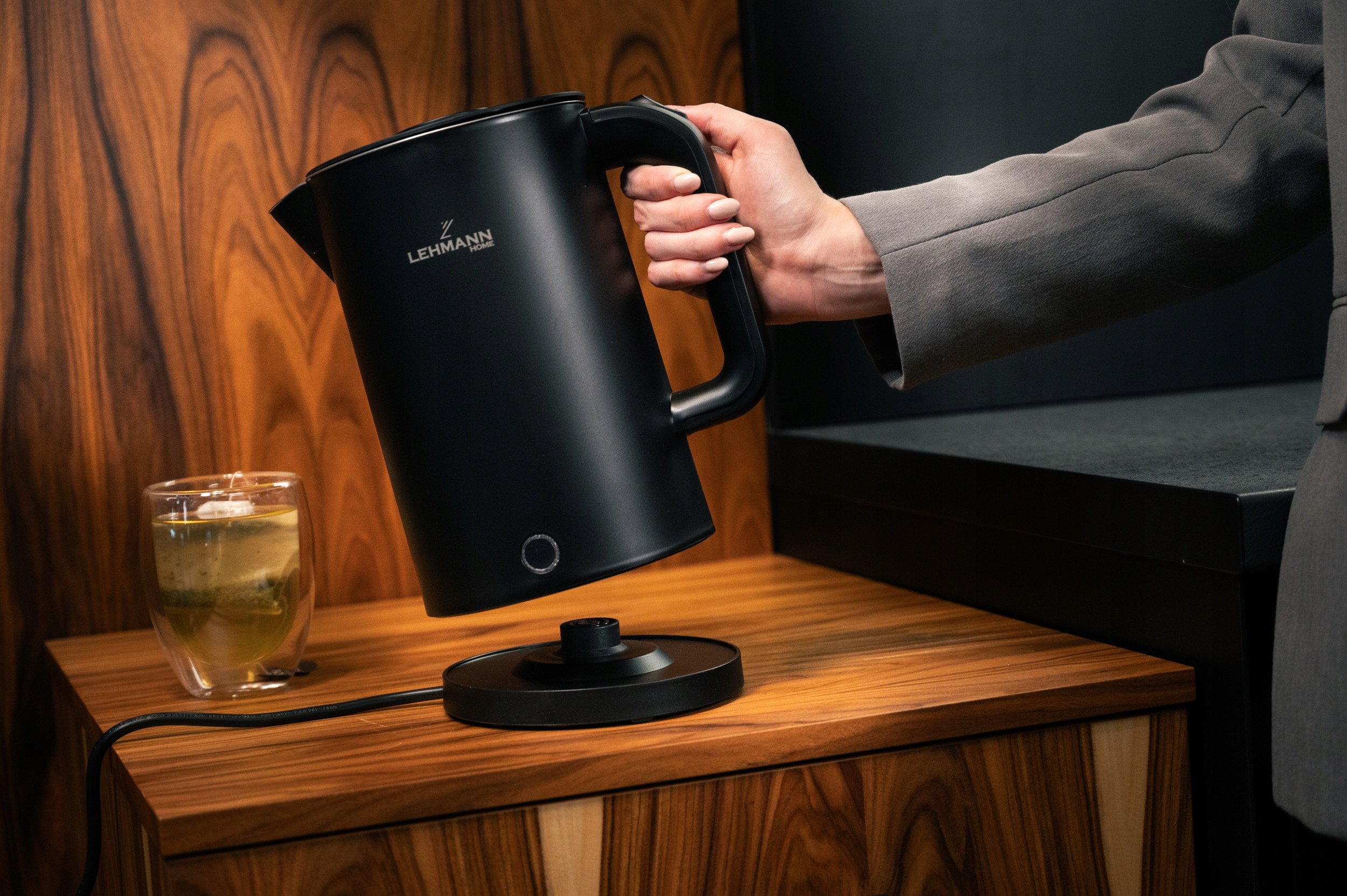 CZAJNIK ELEKTRYCZNY BEZPRZEWODOWY STALOWE WNĘTRZE 2200W CZARNY DUŻY 1,7L Stan opakowania oryginalne