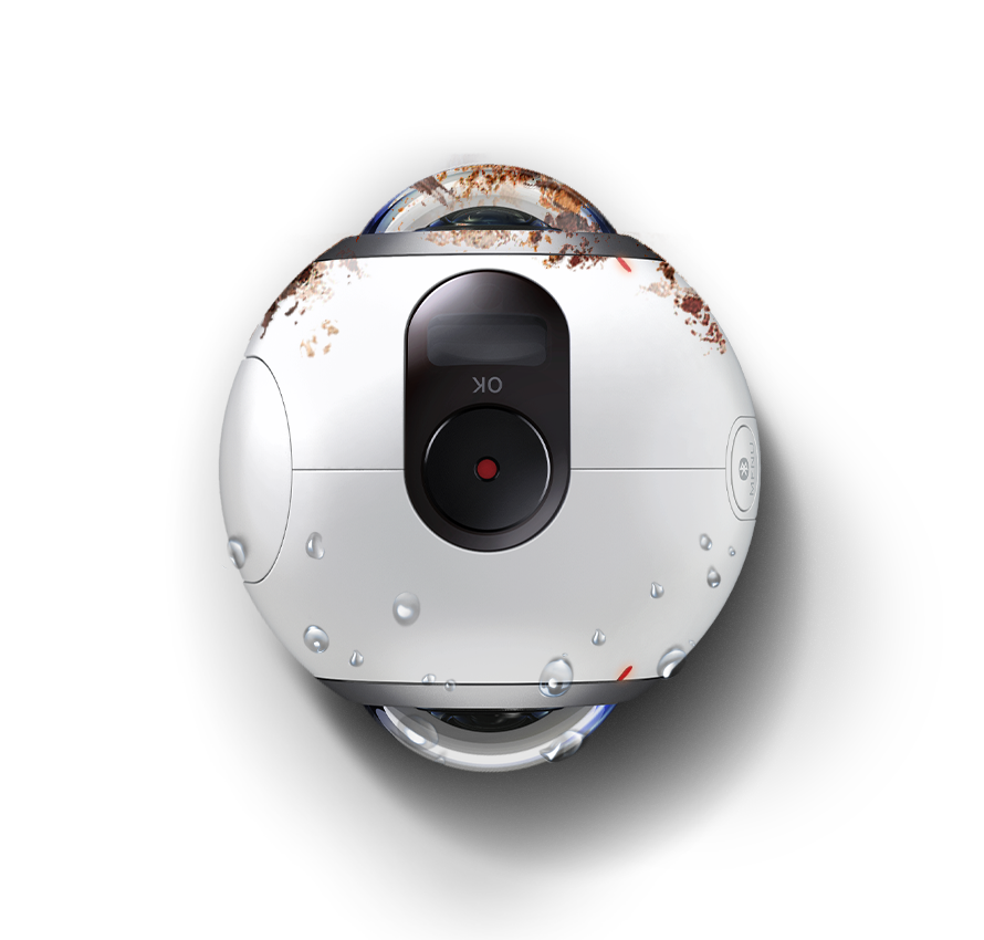 Gear 360 widziany z góry, z jedną soczewką pokrytą kurzem, a drugą ochlapaną wodą