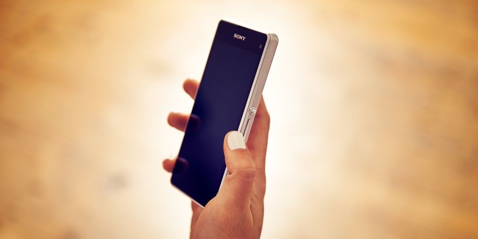 Ten telefon NFC z ekranem o przekątnej 4,3 cala idealnie mieści się w dłoni.