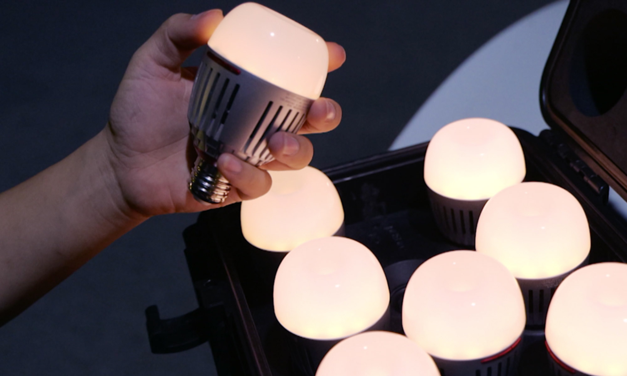 Walizka wypełniona żarówkami LED Aputure Accent B7c