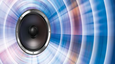 Dynamiczne wzmocnienie basów zapewnia głębsze brzmienie niskich tonów