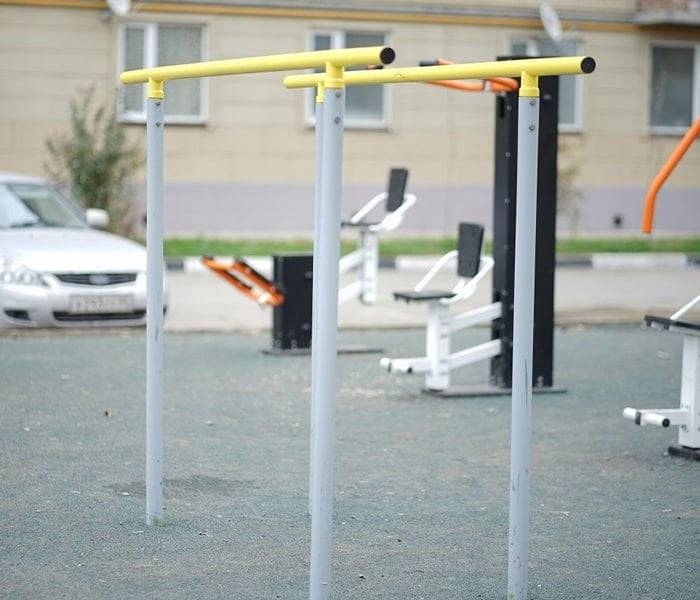 Solidna konstrukcja do ćwiczeń na świeżym powietrzu