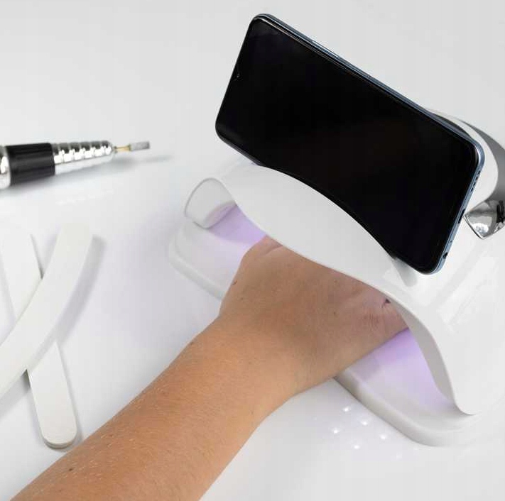 Wbudowana półka na telefon – relaks podczas manicure