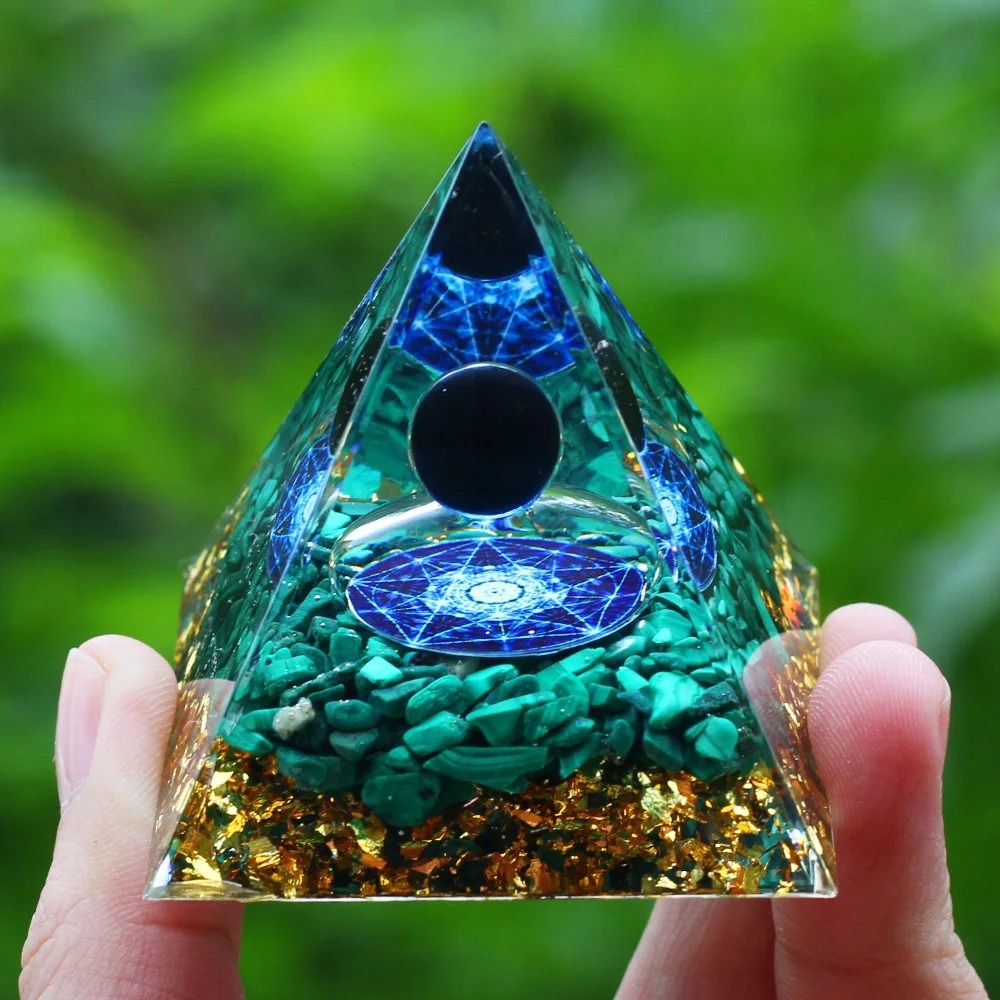 Kryształy i minerały w piramidzie Orgone