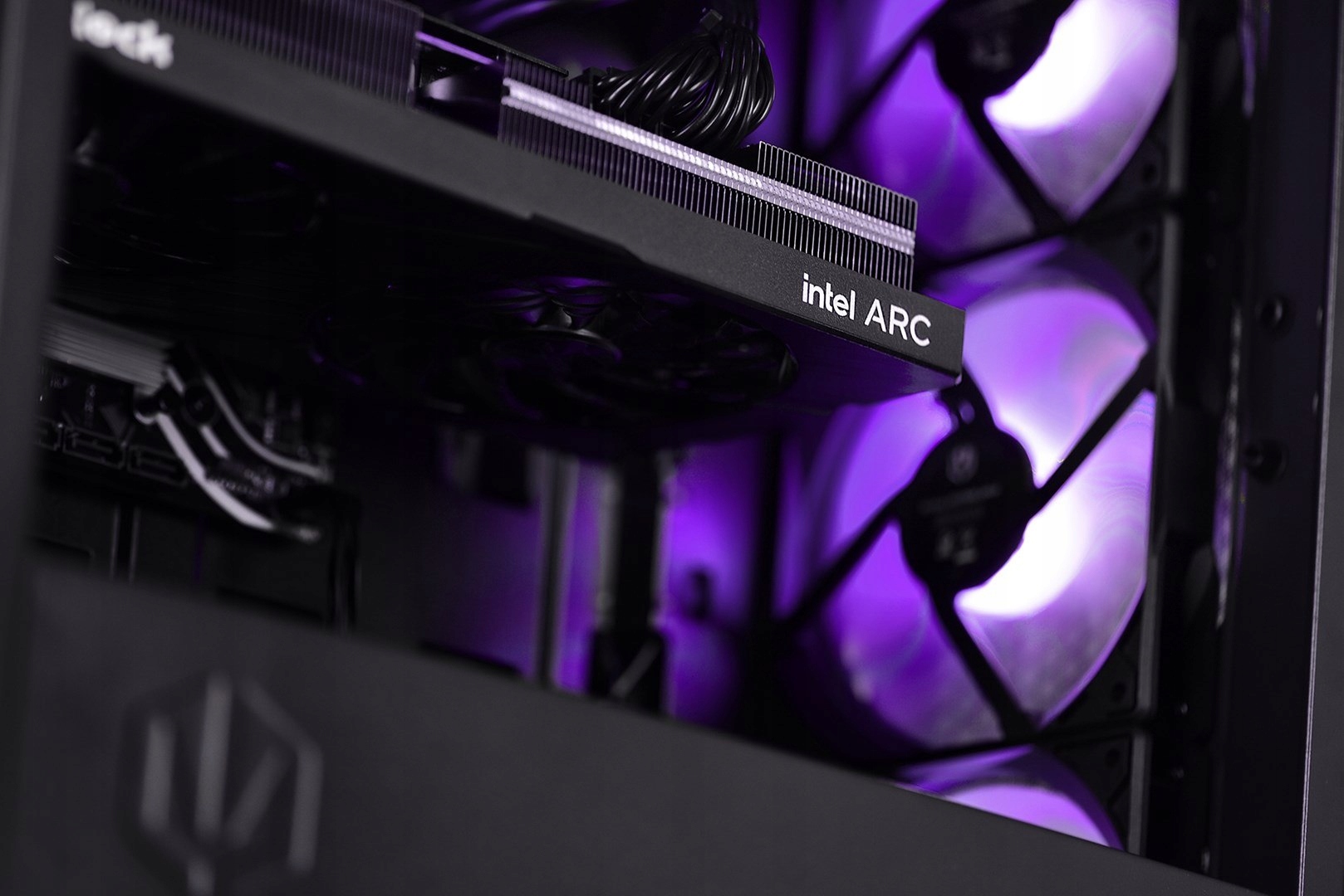 Obudowa Midi Tower z podświetleniem RGB – Estetyka i funkcjonalność