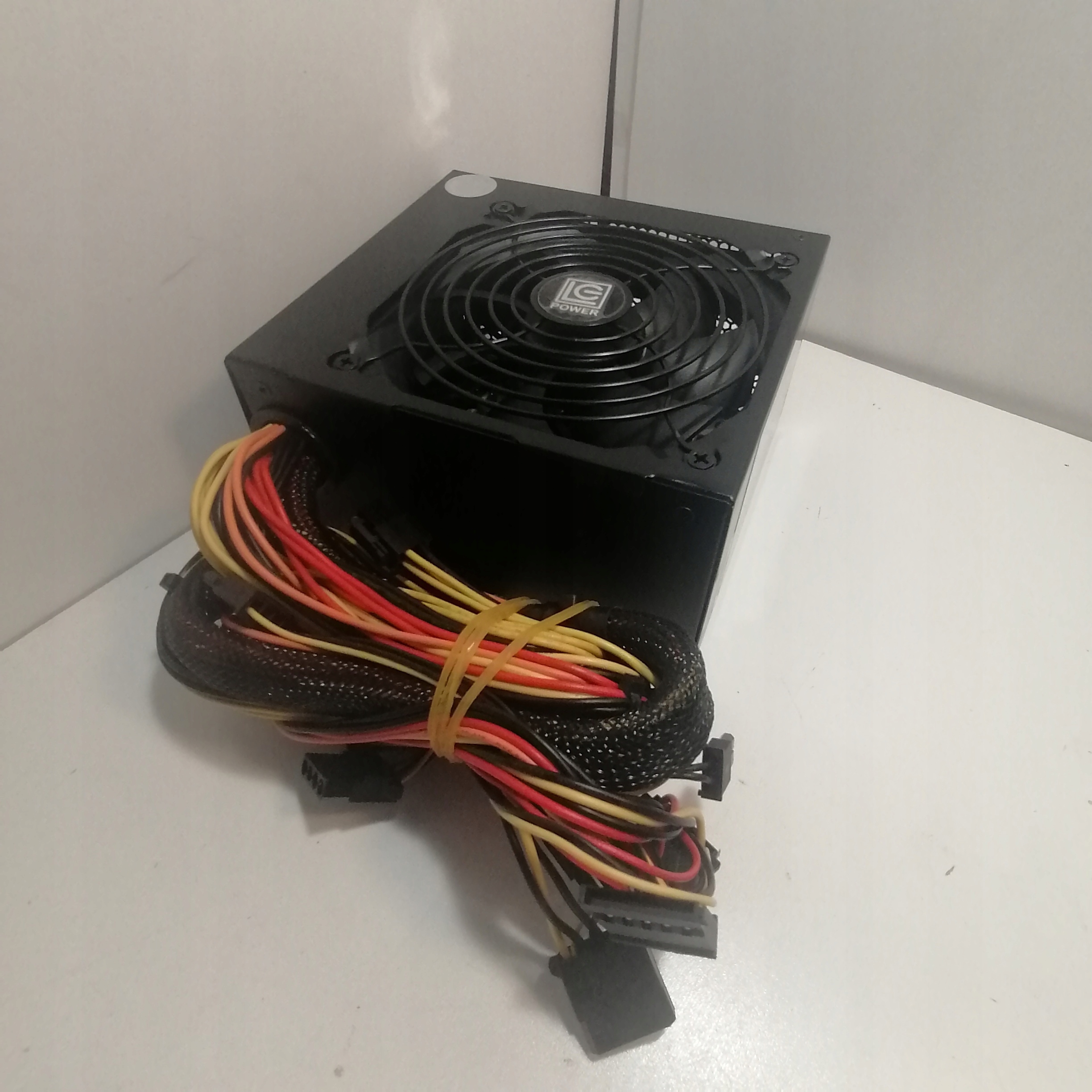 Zasilacz LC-Power 450W LC6450 V2.2 – Wydajność i niezawodność dla Twojego komputera