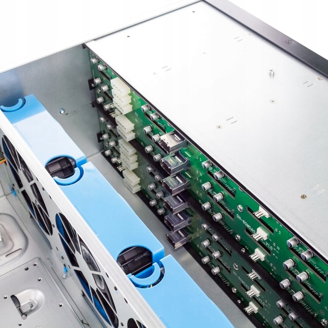 Złącza i porty: USB 2.0 oraz 6x SFF-8087
