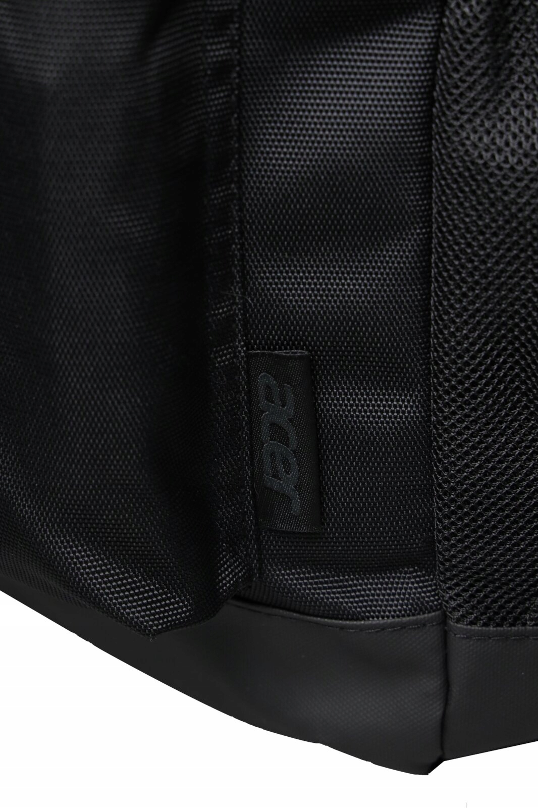 Wygodne przechowywanie dzięki kieszeniom zewnętrznym