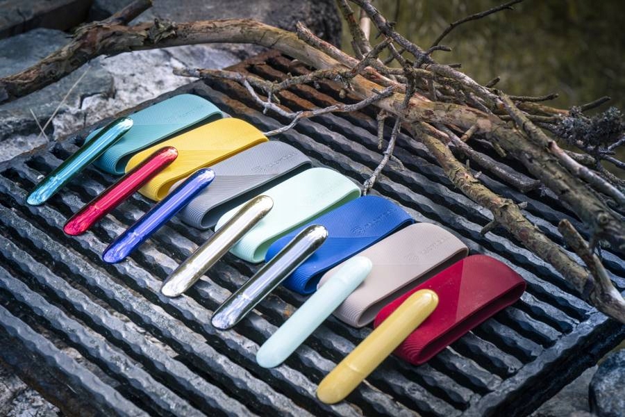 Wygodne wycięcia na ładowanie i diodę