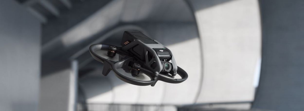 DJI Avata Pro-view Combo (DJI RC Motion 2) - Dron w locie 1