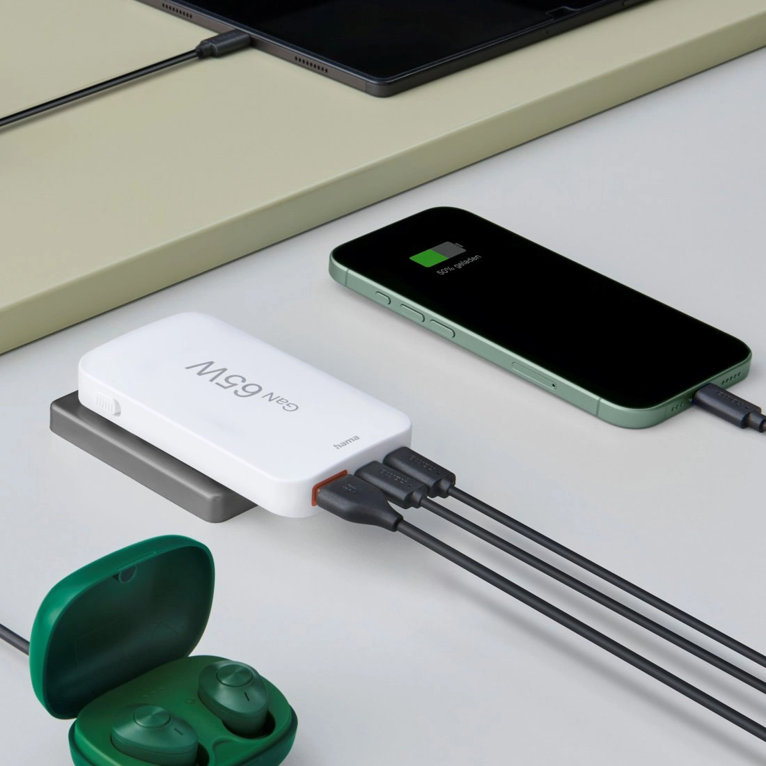 Ładowanie trzech urządzeń jednocześnie przez 2 USB-C i 1 USB-A