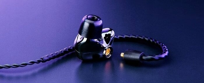 Wbudowane akcesoria – 3 rozmiary piankowych nakładek na uszy