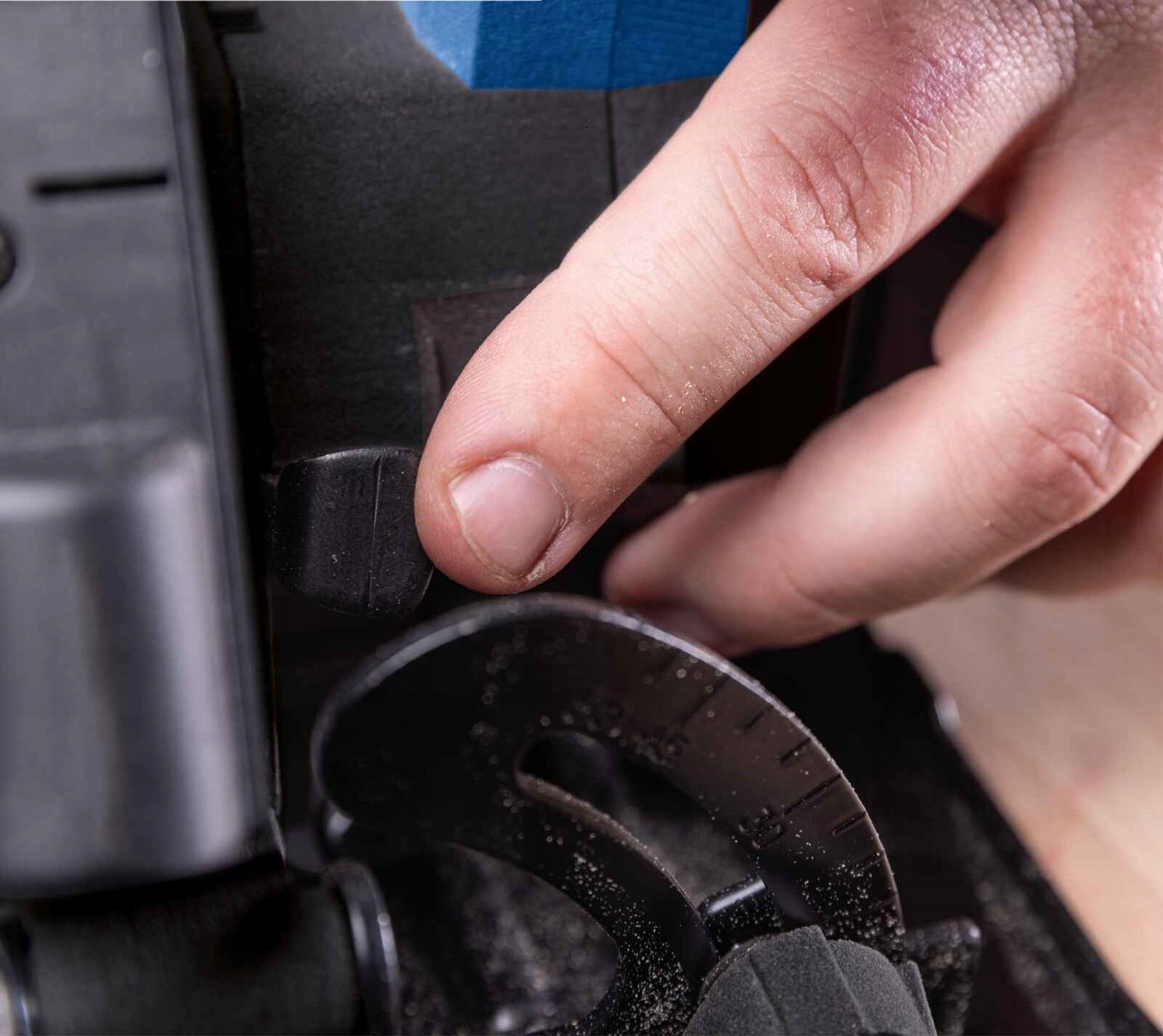 Bezpieczeństwo użytkowania – osłona wahadłowa i blokada wrzeciona