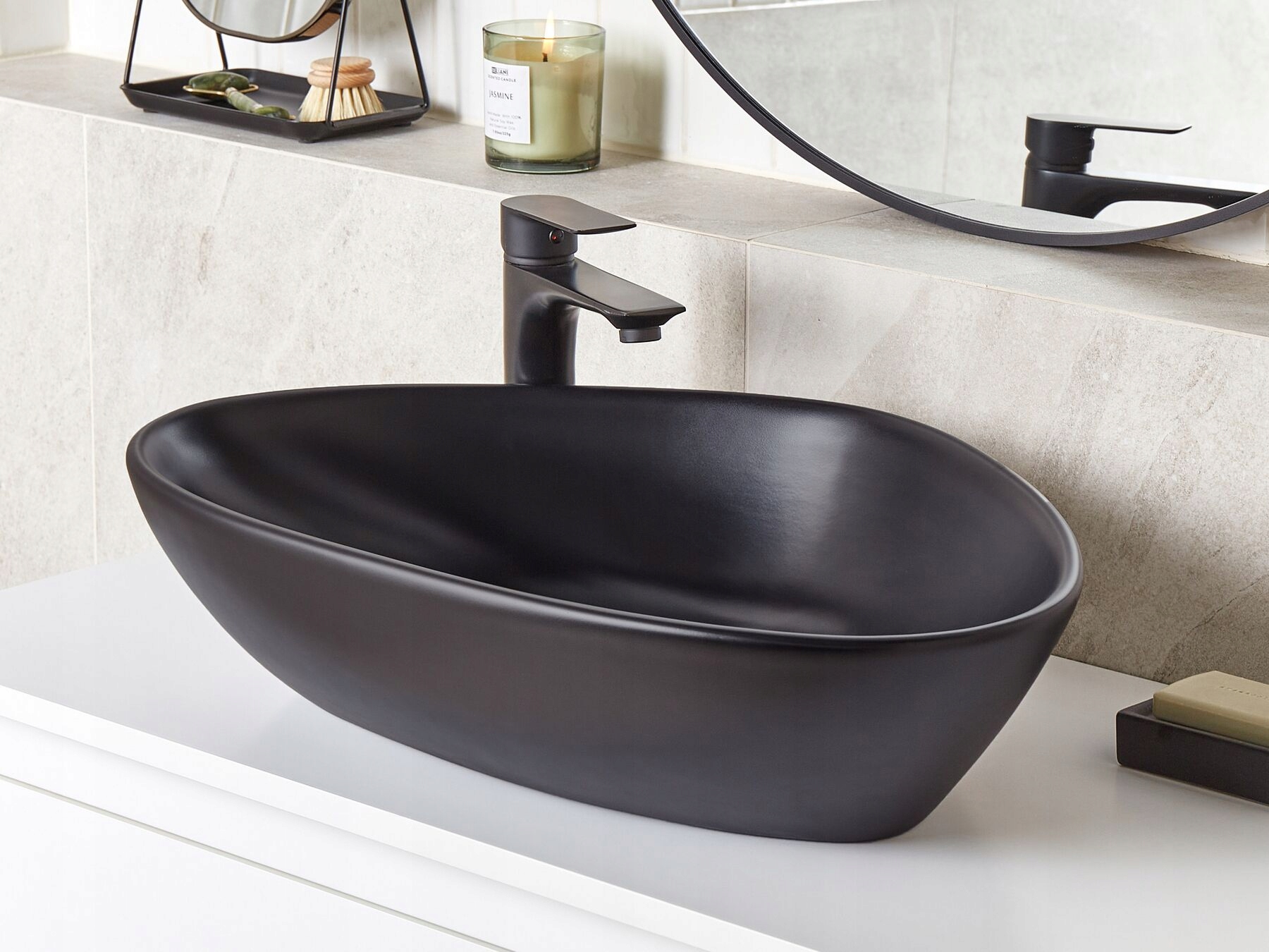 Umywalka nablatowa ceramiczna 60 x 39 cm czarna TIRIG Lumarko – Elegancja w Twojej łazience