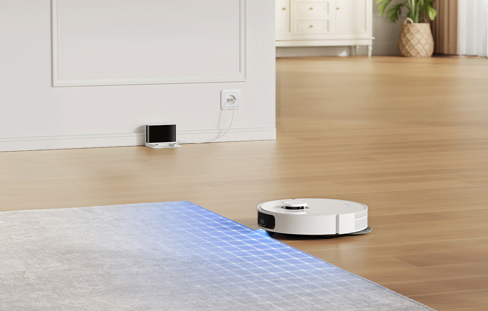 Robot sprzątający wjeżdża na dywan.