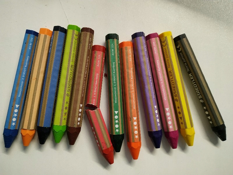 Wielokolorowe kredki świecowe – kreatywność bez ograniczeń