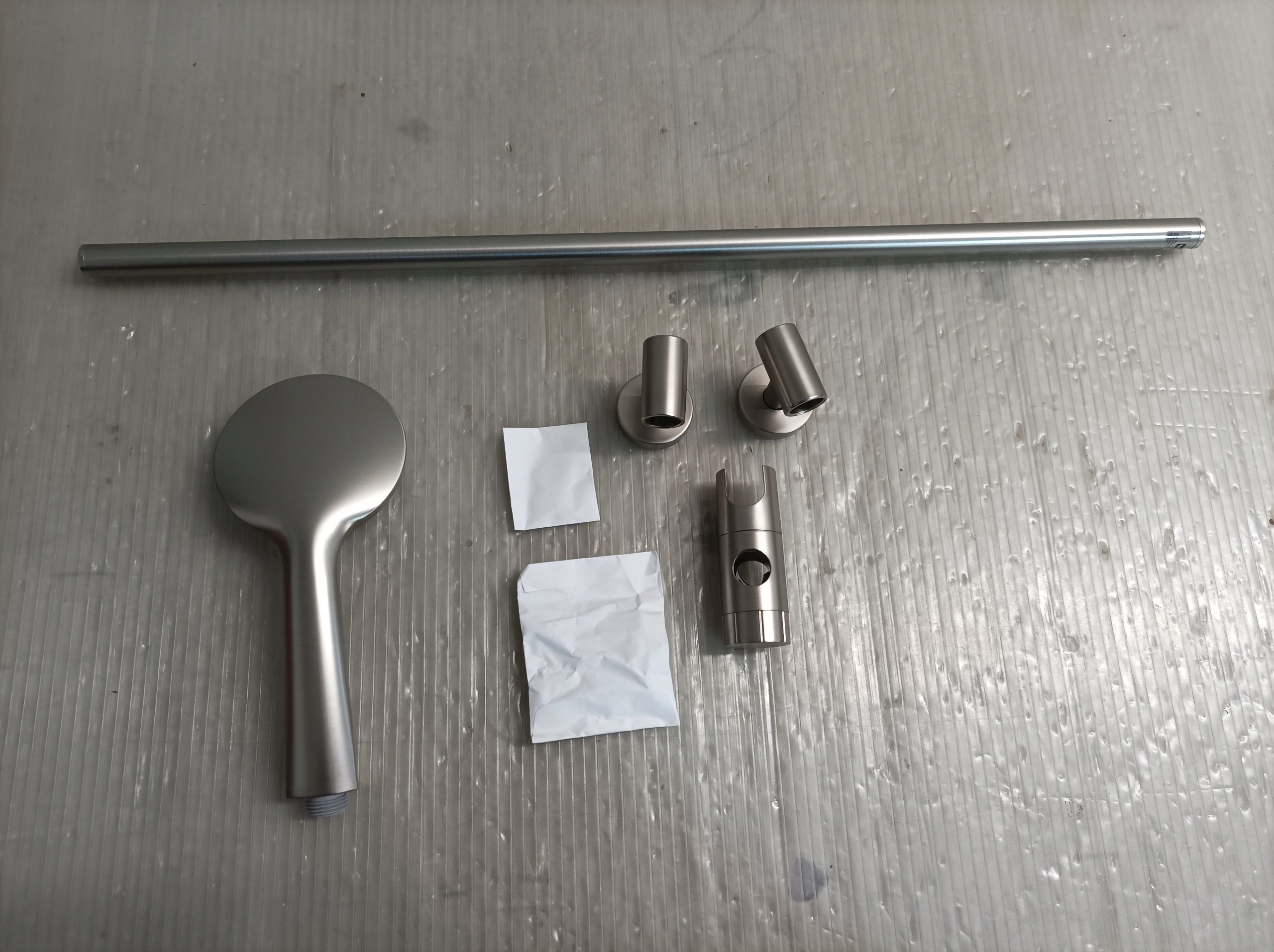 Praktyczny drążek prysznicowy o długości 66 cm