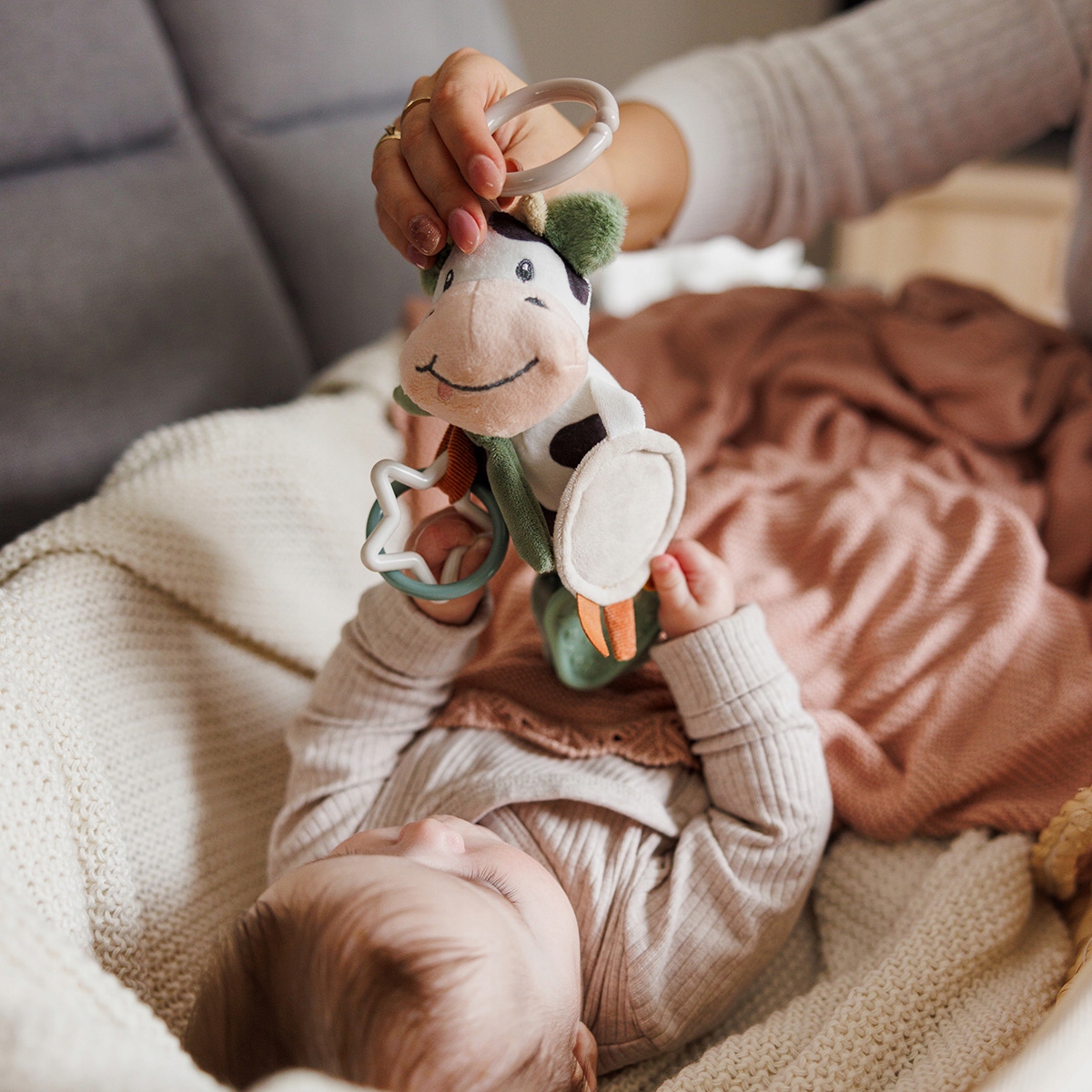 Kolorowe tasiemki i supełek – zachęta do chwytania i manipulacji