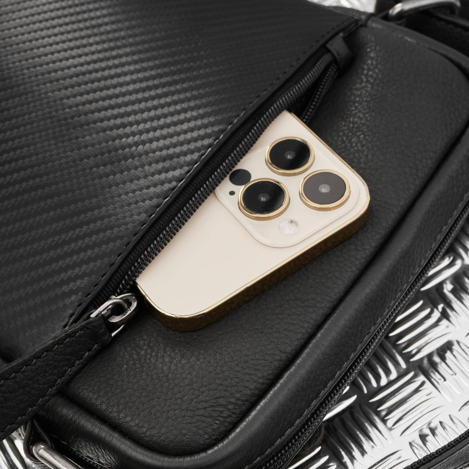 Wysokiej jakości skóra i nowoczesne tłoczenie