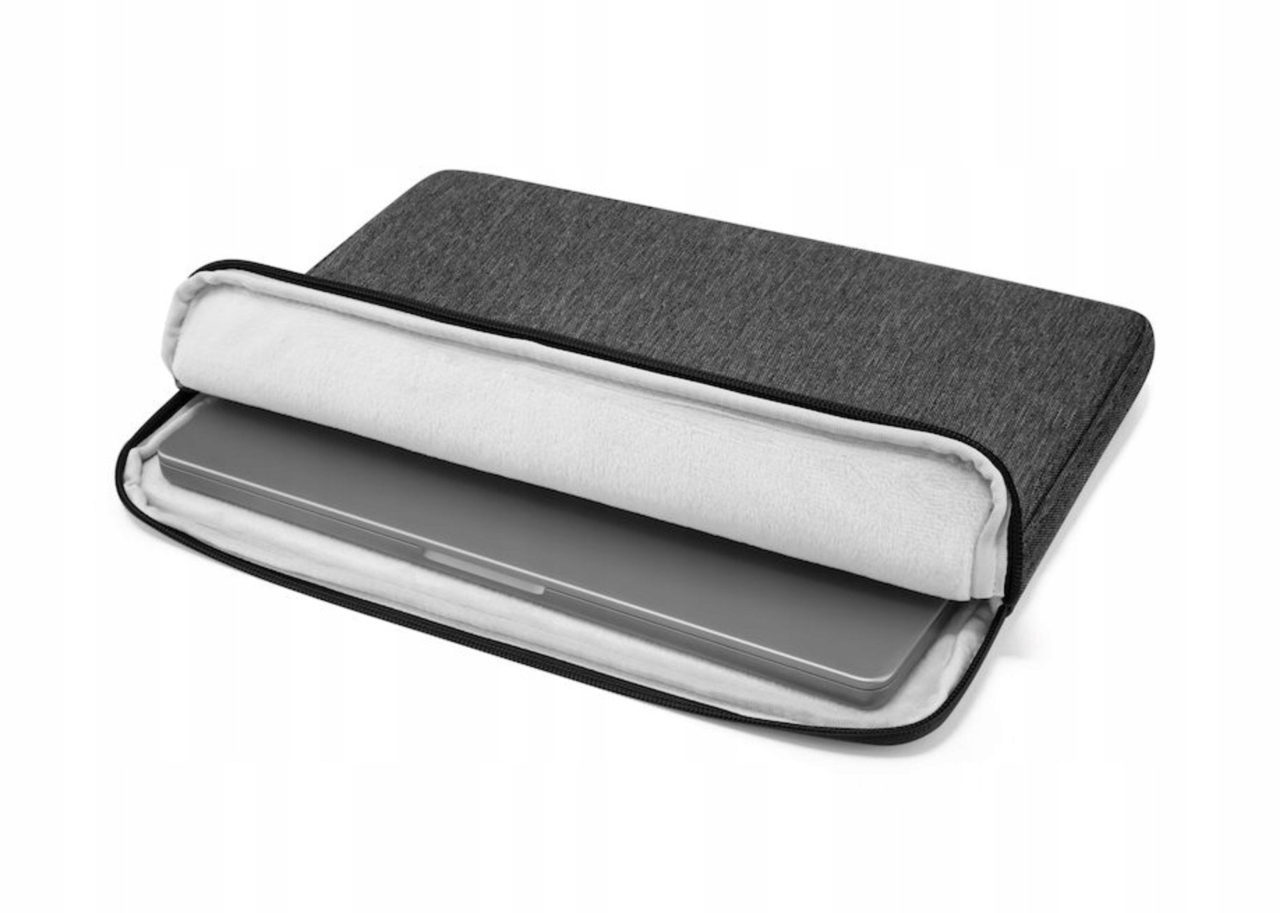 Przestronna kieszeń na akcesoria