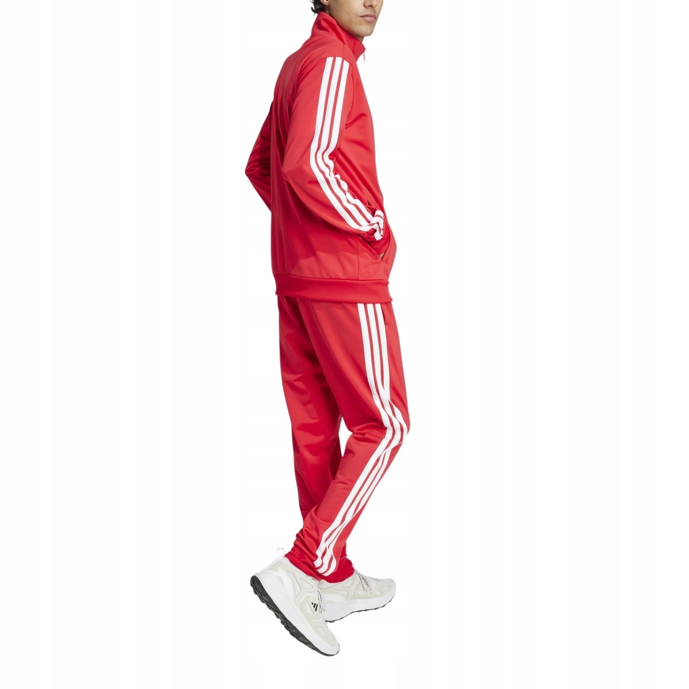 Sportowy design z charakterystycznymi paskami