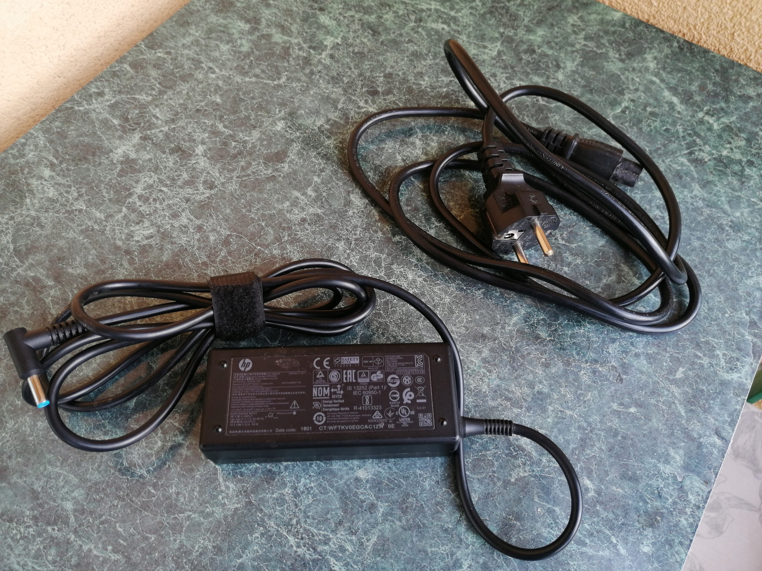 Wewnętrzny typ zasilacza - idealny do codziennego użytku