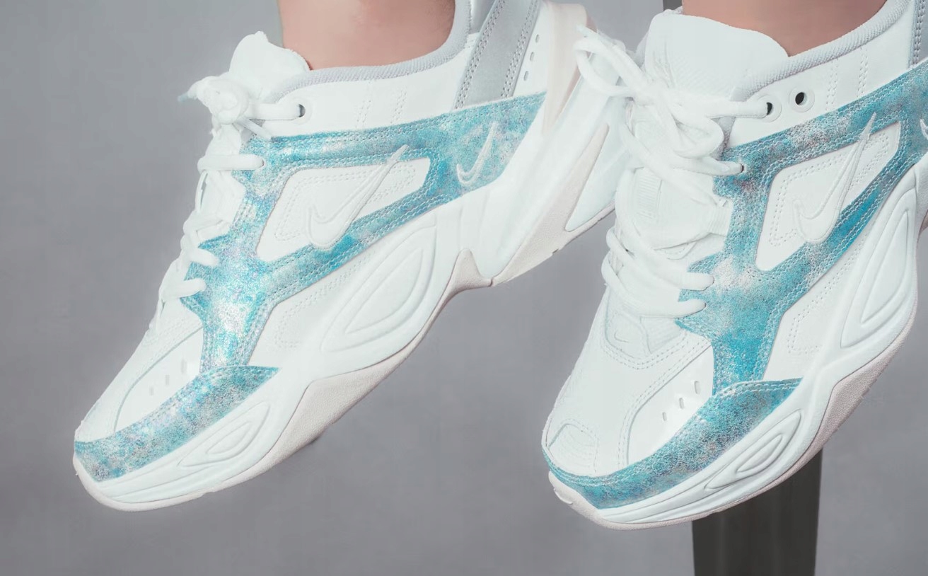 Trwała konstrukcja zewnętrzna nawiązująca do Nike Air Monarch IV