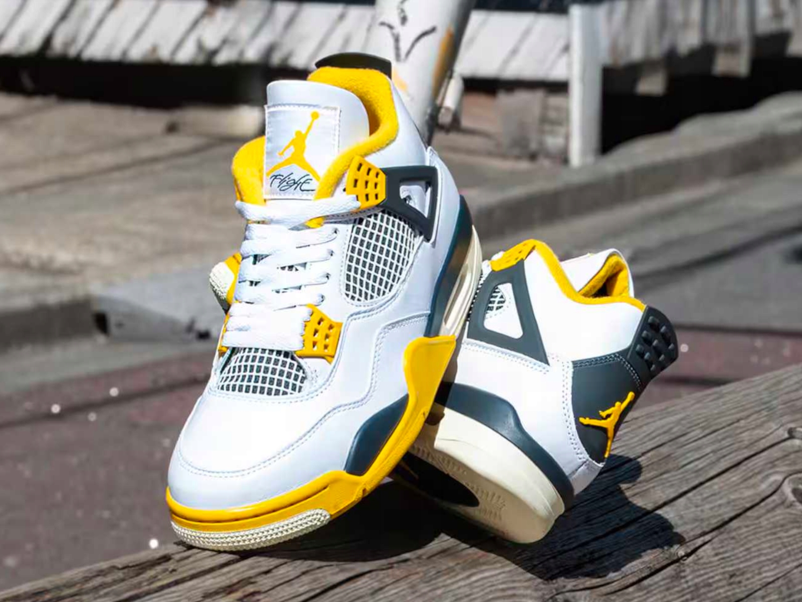 Air Jordan 4 Retro AQ9129-101 – Ikona stylu i wygody