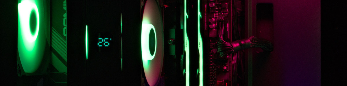 zdjęcie wnętrza komputera z widocznymi kolorowymi wentylatorami i podświetlanym RAM