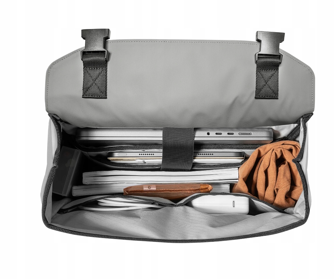 Duża pojemność 18 litrów – przestrzeń na laptopa i więcej