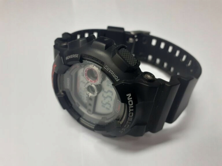 Stylowy design – czarna koperta i pasek