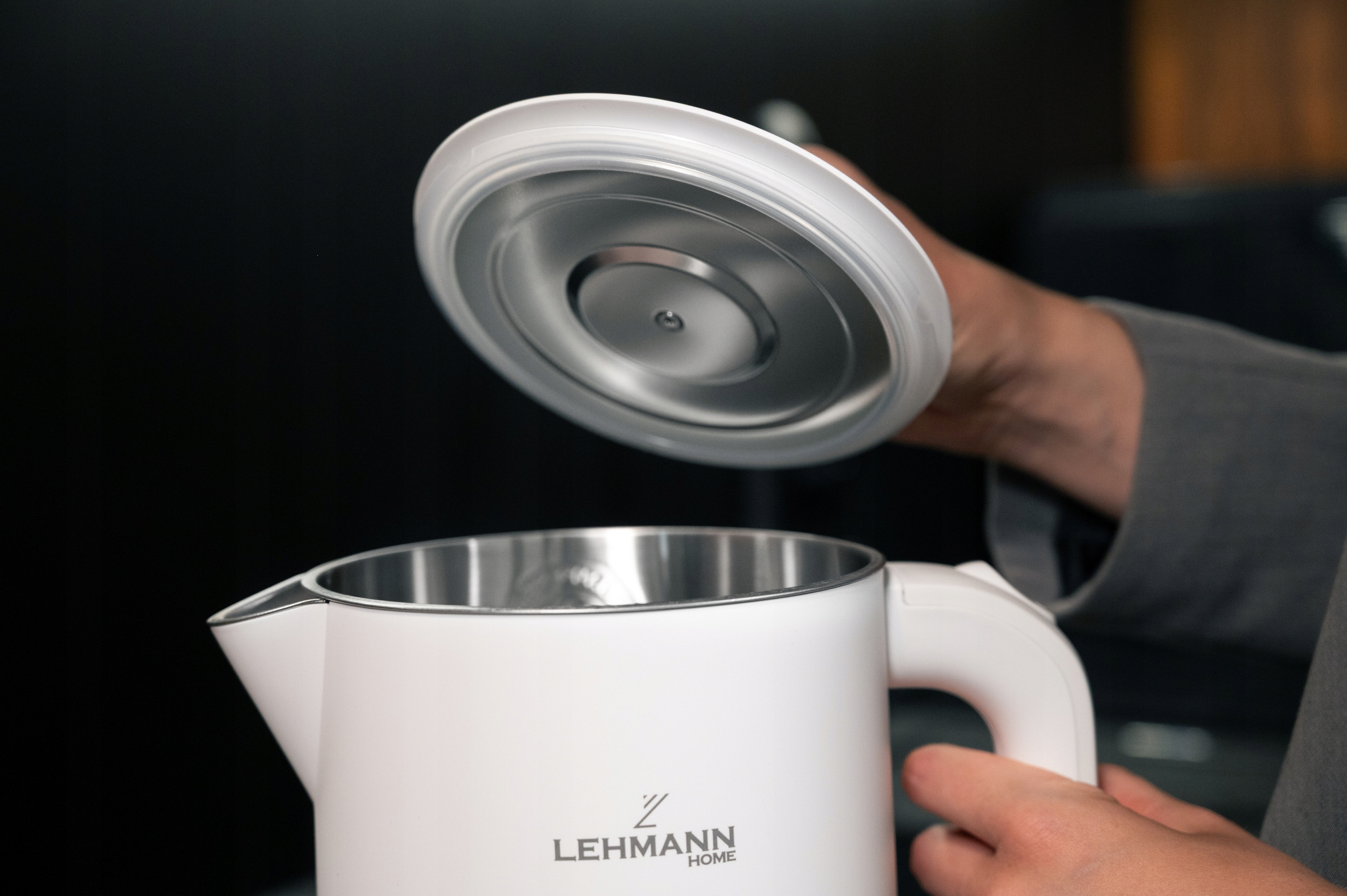 CZAJNIK ELEKTRYCZNY BEZPRZEWODOWY STALOWE WNĘTRZE 2200W BIAŁY DUŻY 1,7L NEW Kolor dominujący biały