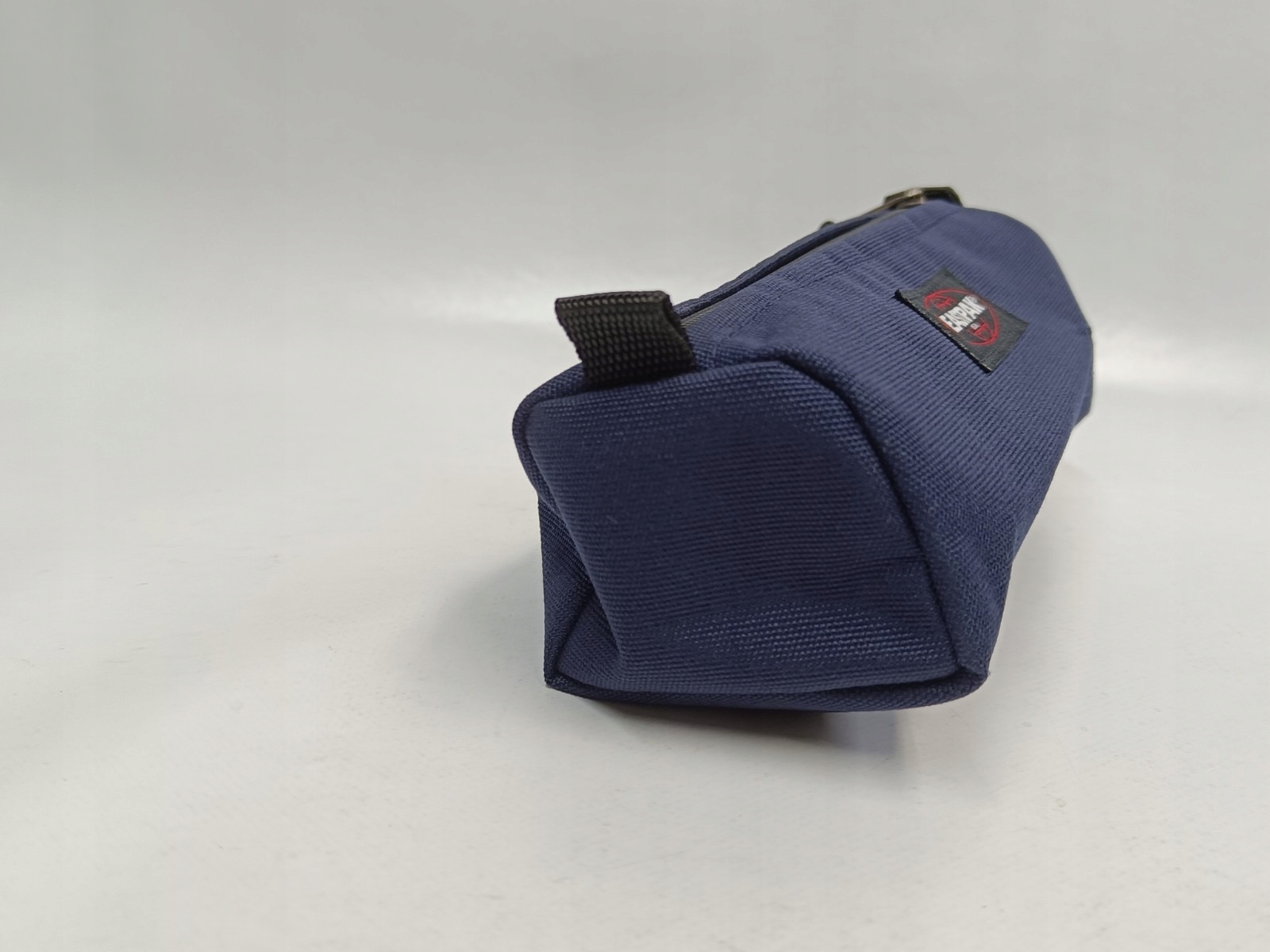 Piękny piśnik Eastpak Benchmark Single EK000372L831 w kolorze granatowym