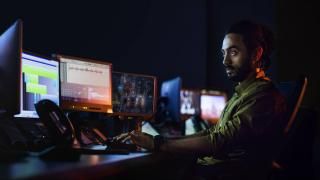 Mężczyzna monitorujący działanie