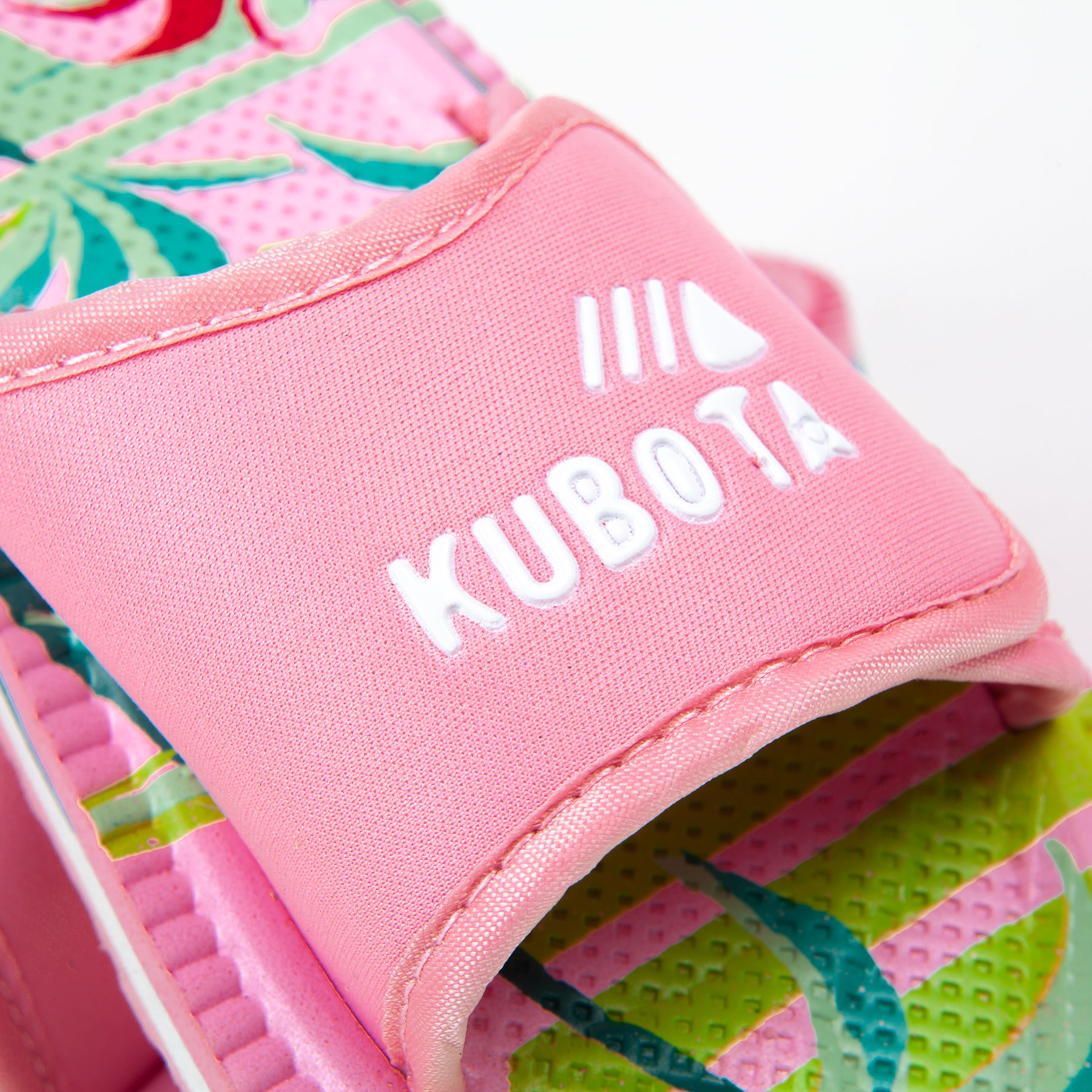 Różowe klapki z modnym flamingowym wzorem