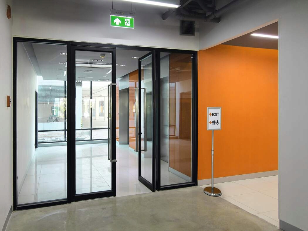 Stabilność dzięki możliwości wypełnienia podstawy piaskiem