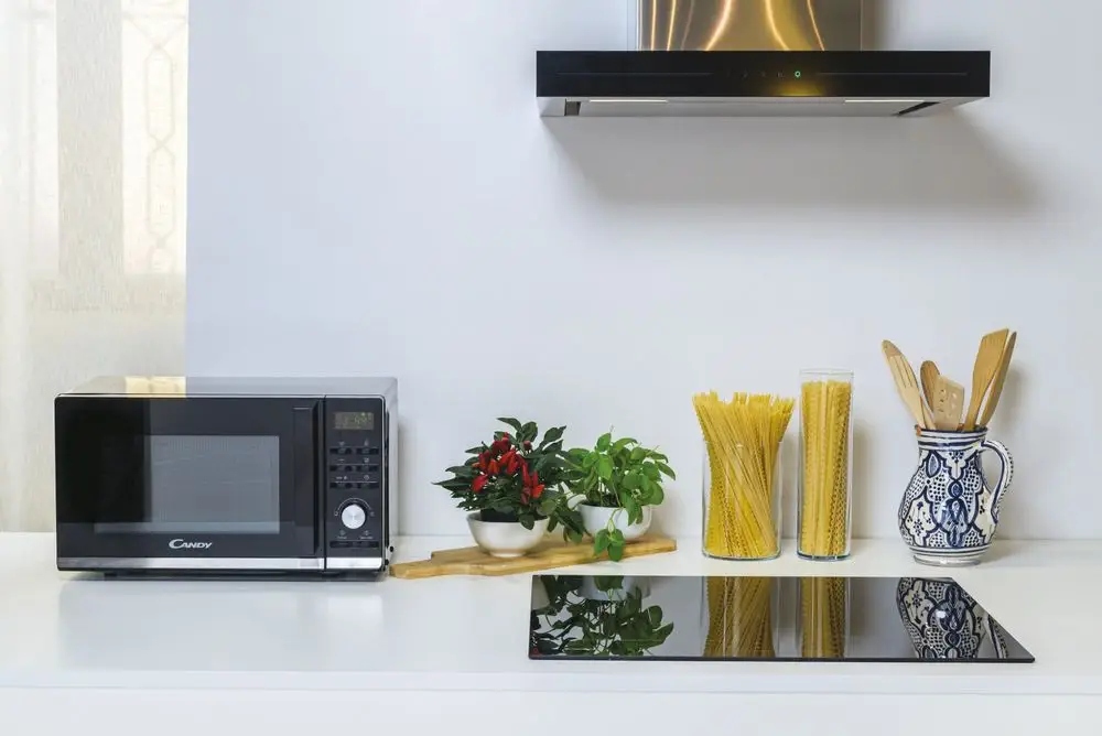 Wysoka moc 900 W – Efektywne podgrzewanie i gotowanie