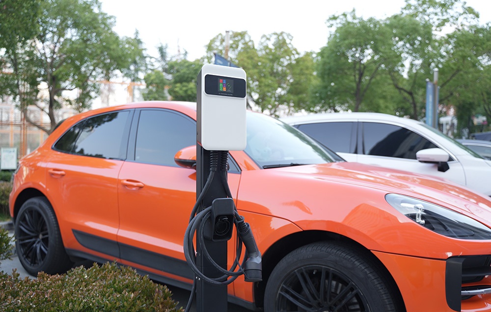 Kompatybilność z większością pojazdów elektrycznych – Interfejsy SAE J1772, IEC 62196-2, GB/T