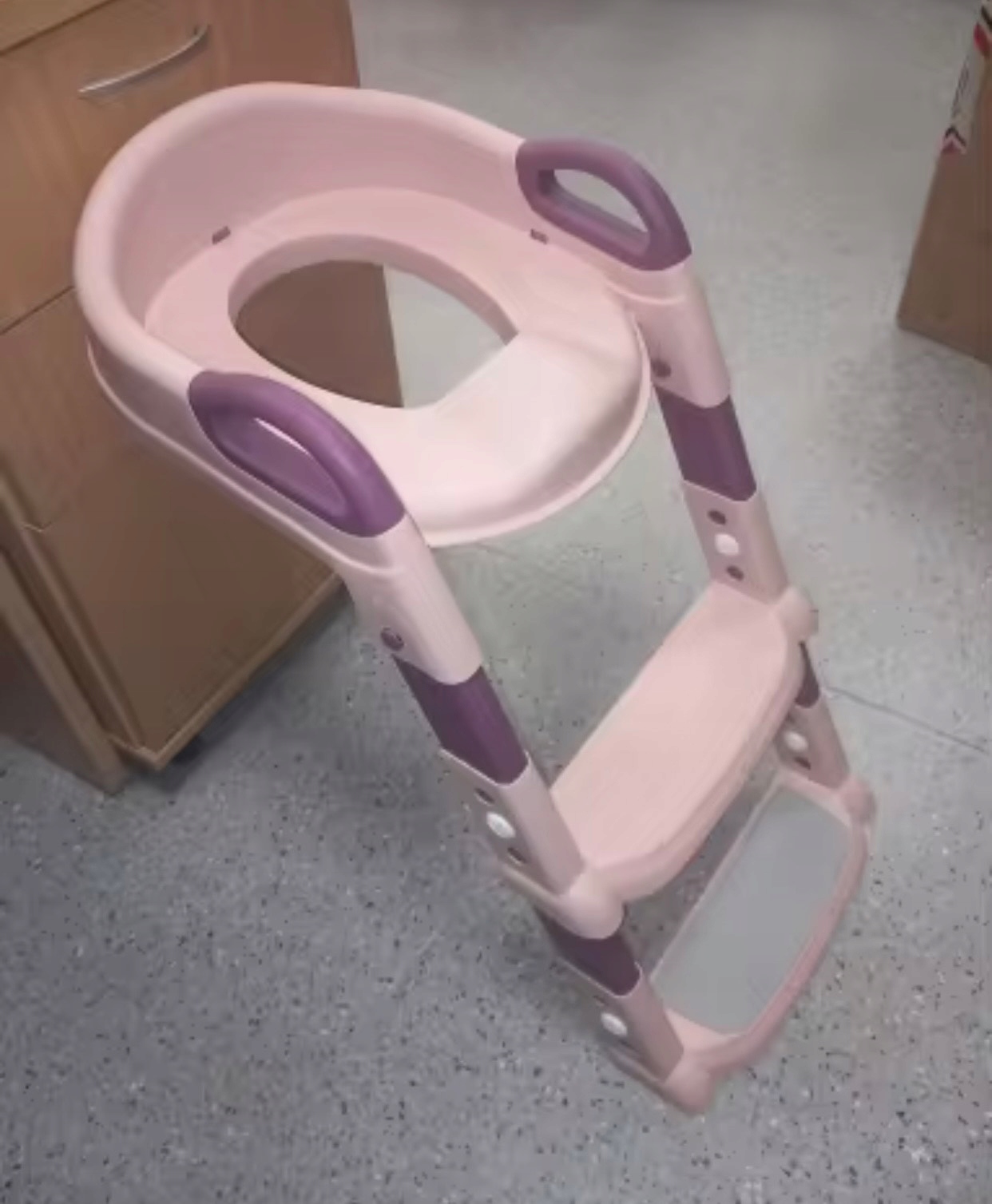 Ergonomiczne siedzisko z uchwytami – Wsparcie dla prawidłowego rozwoju
