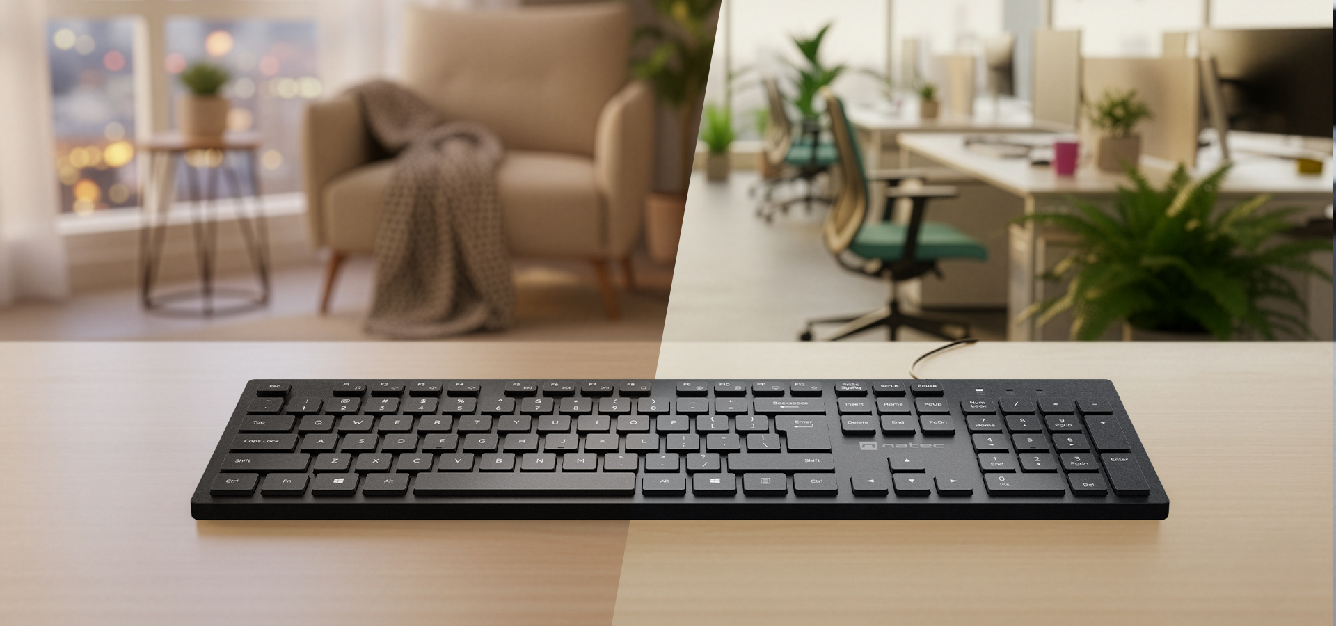 Smukła, czarna klawiatura multimedialna umieszczona na drewnianej powierzchni w warunkach domowych i biurowych