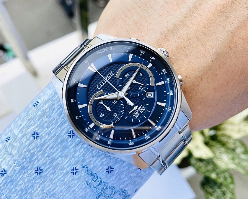 Stylowy design – Srebrna koperta i granatowa tarcza