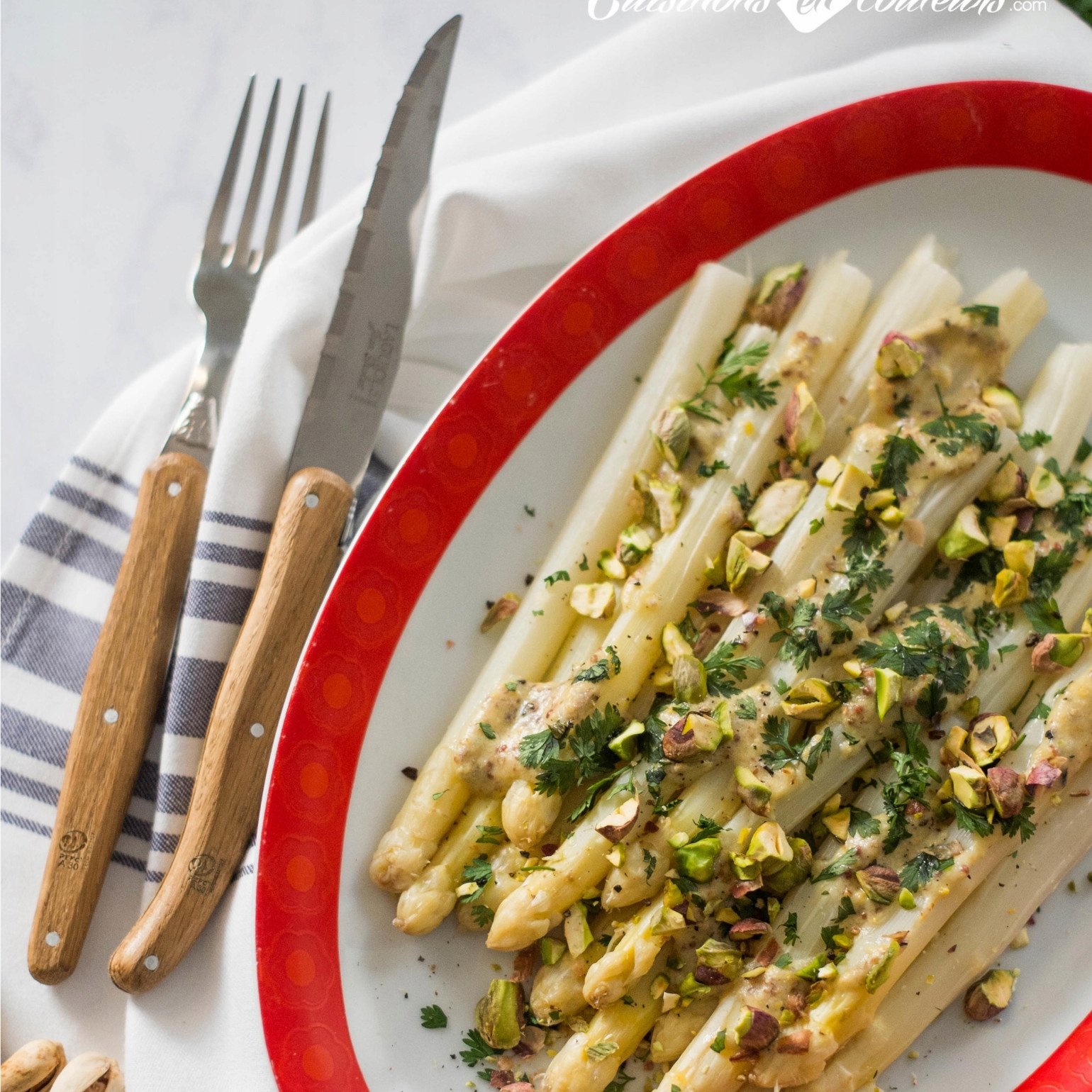 Ręcznie wykonane noże z drewna dębowego - tradycja i jakość